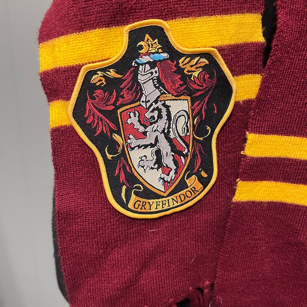 Harry Potter Gryffindor knit Scarf Maroon and Gold - Picture 2 of 2